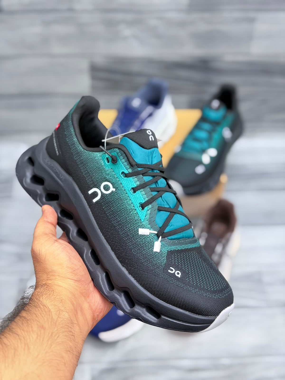 ON CLD TILT RUNNING SHOES